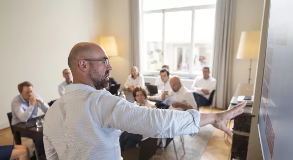 Man explaining in a meeting
